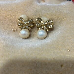 Vintage clip on earrings

Bow with pearl on bottom good condition